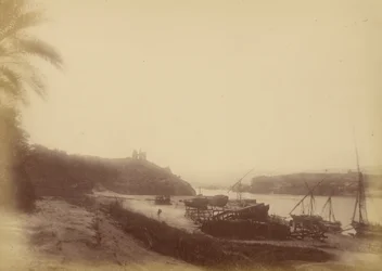 Vista do Nilo com barcos e ruínas
